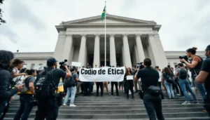 Manifestation et journalistes devant le Palais du STF à Brasilia, banderoles 'Código de Ética' et foule en arrière-plan