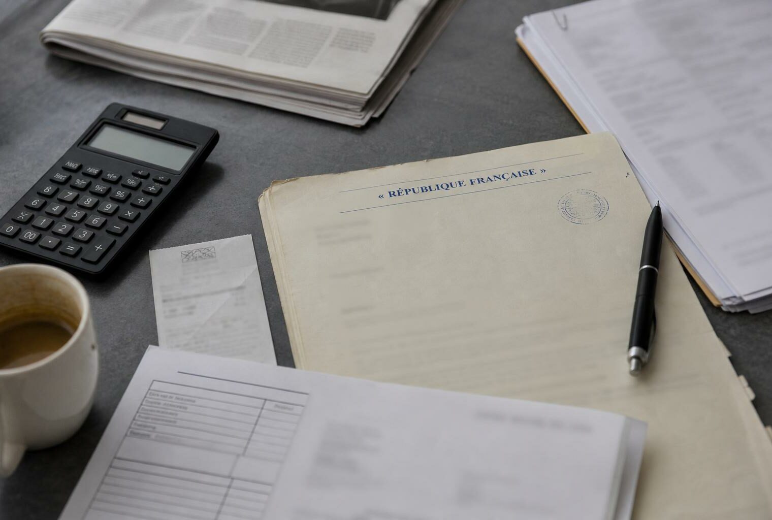 Bureau administratif avec documents officiels français, calculatrice et reçus illustrant les aides ciblées face à la hausse des carburants