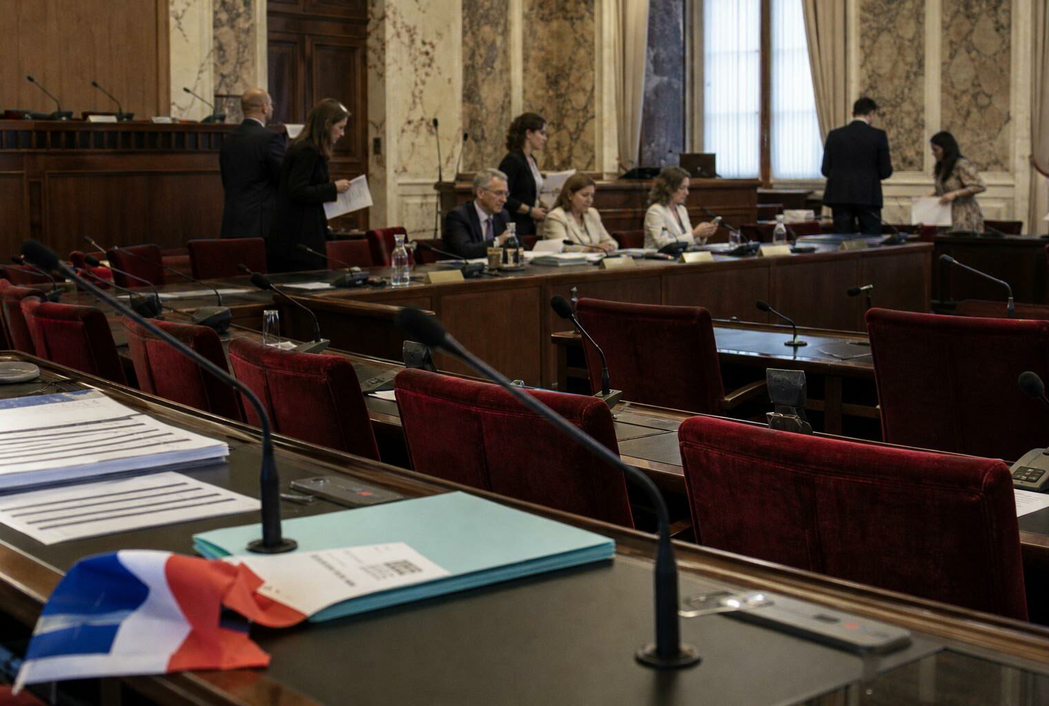 Audition parlementaire à l’Assemblée nationale sur la nomination du futur gouverneur de la Banque de France, avec micros et rangées de sièges rouges.