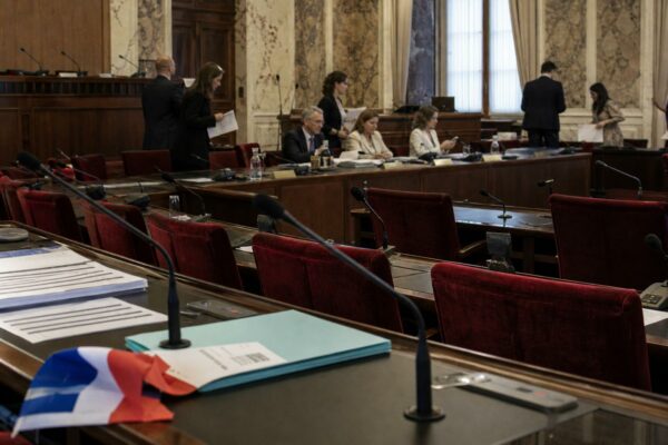 Audition parlementaire à l’Assemblée nationale sur la nomination du futur gouverneur de la Banque de France, avec micros et rangées de sièges rouges.