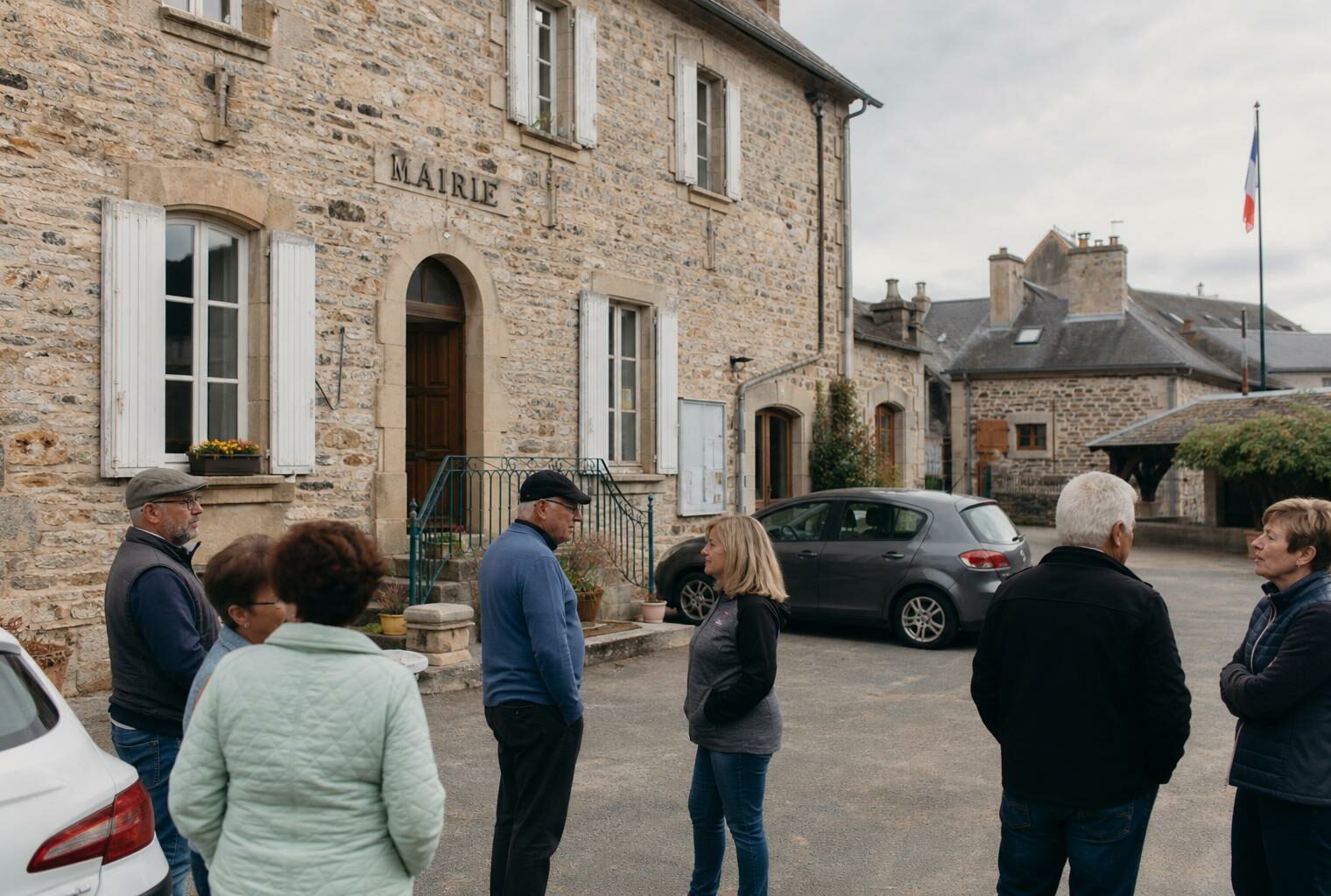 Déclaration de campagne présidentielle dans un village de l’Aveyron devant une mairie de bourg rural