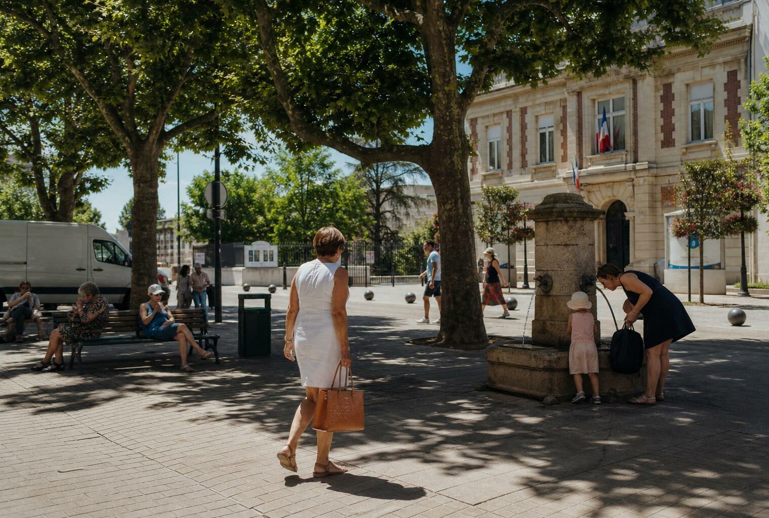 Scène de ville moyenne française sous la chaleur, avec mairie, passants à l’ombre et ambiance de reportage.