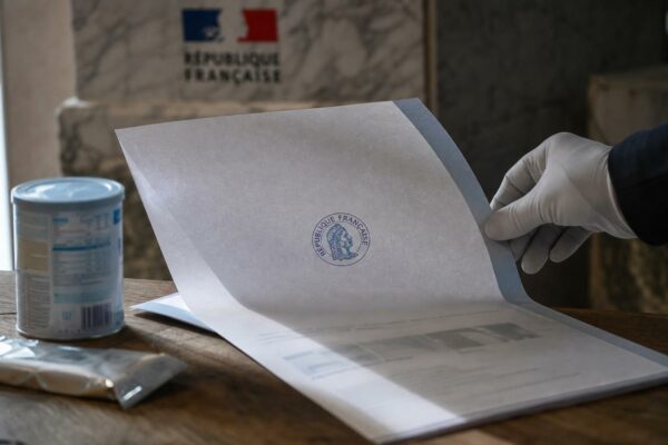 Rapport parlementaire sur le contrôle sanitaire des laits infantiles, avec dossier officiel et tampon République française sur un bureau