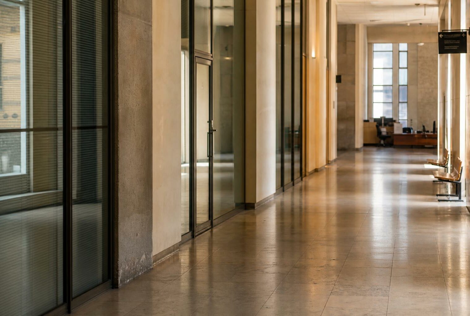 Couloir lumineux d’un tribunal parisien, vide et sobre, avec lignes architecturales et ambiance judiciaire contemporaine.