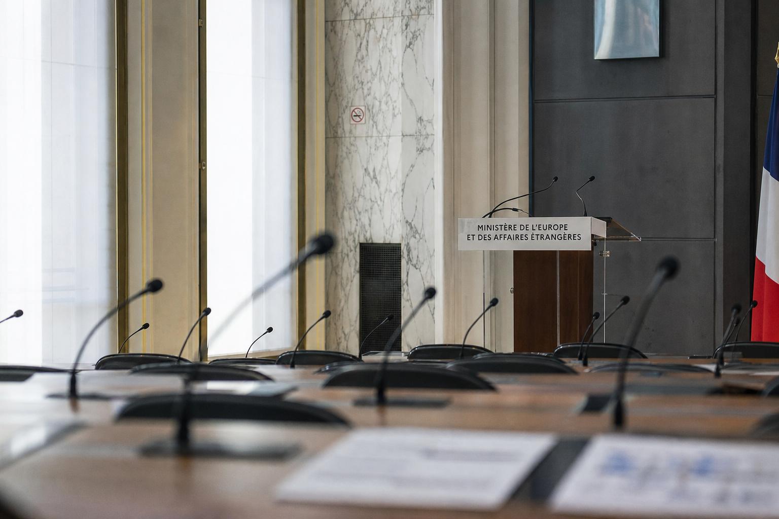 Salle de presse institutionnelle française vide avec micros et pupitre, évoquant les tensions diplomatiques autour de la Coupe du monde 2026.