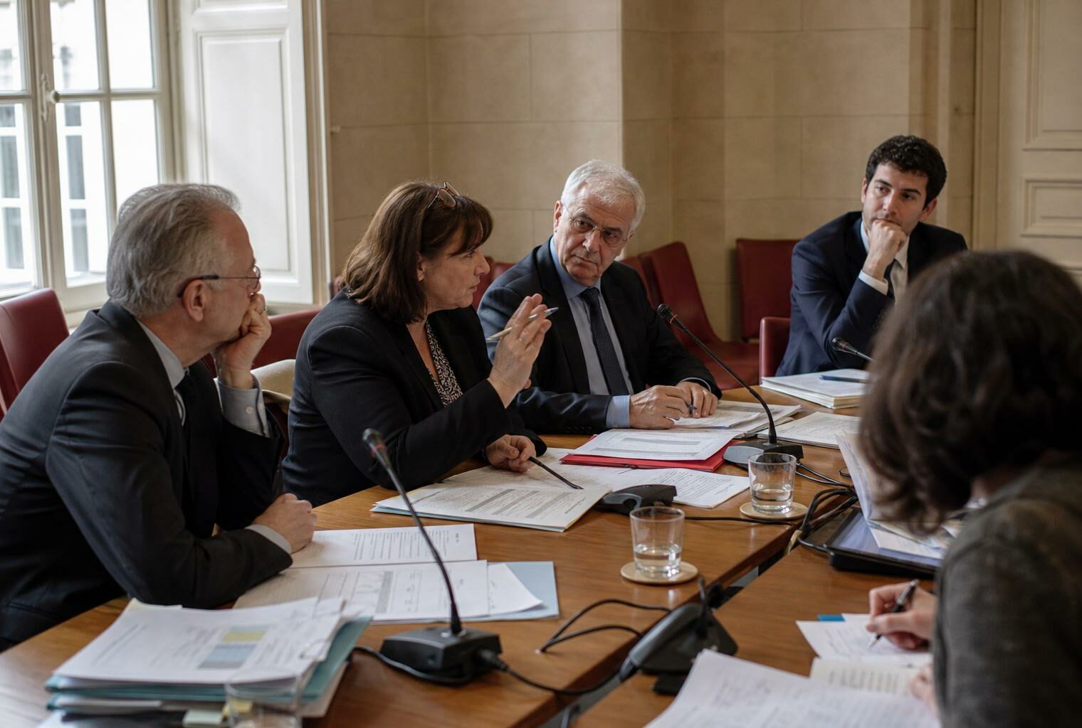 Réunion institutionnelle en France avec plusieurs participants autour de dossiers sur les retraites et l’équité entre générations
