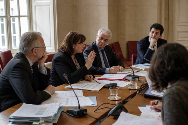 Réunion institutionnelle en France avec plusieurs participants autour de dossiers sur les retraites et l’équité entre générations