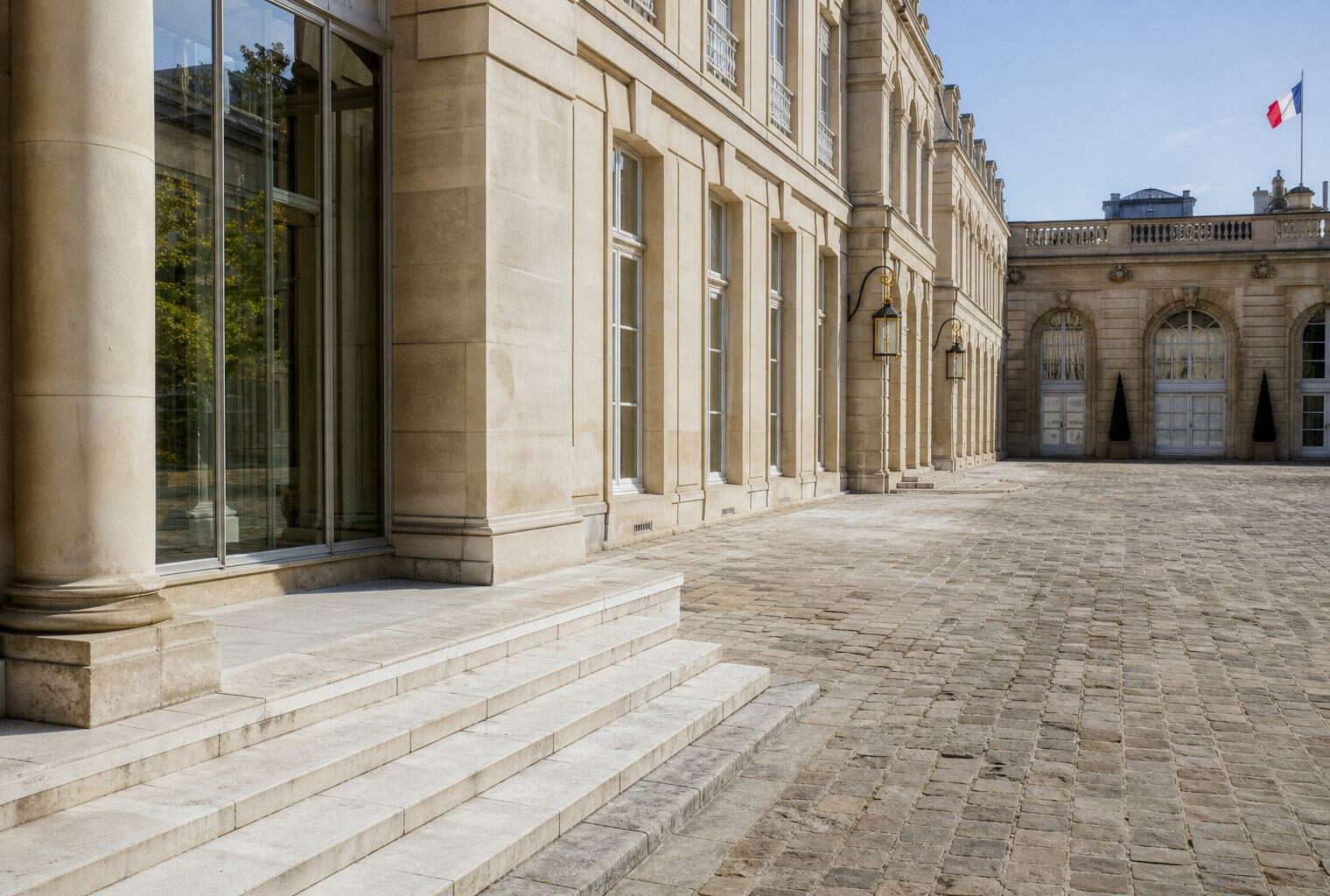Cour de l’Élysée vide à Paris, avec lumière claire et drapeau tricolore discret en arrière-plan.