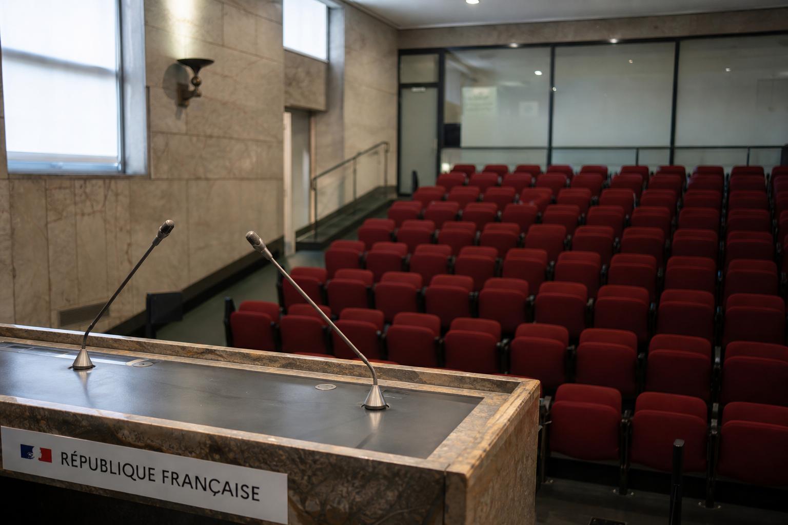 Salle de presse institutionnelle française avec pupitre vide et micros, illustrant une communication gouvernementale sur le hantavirus