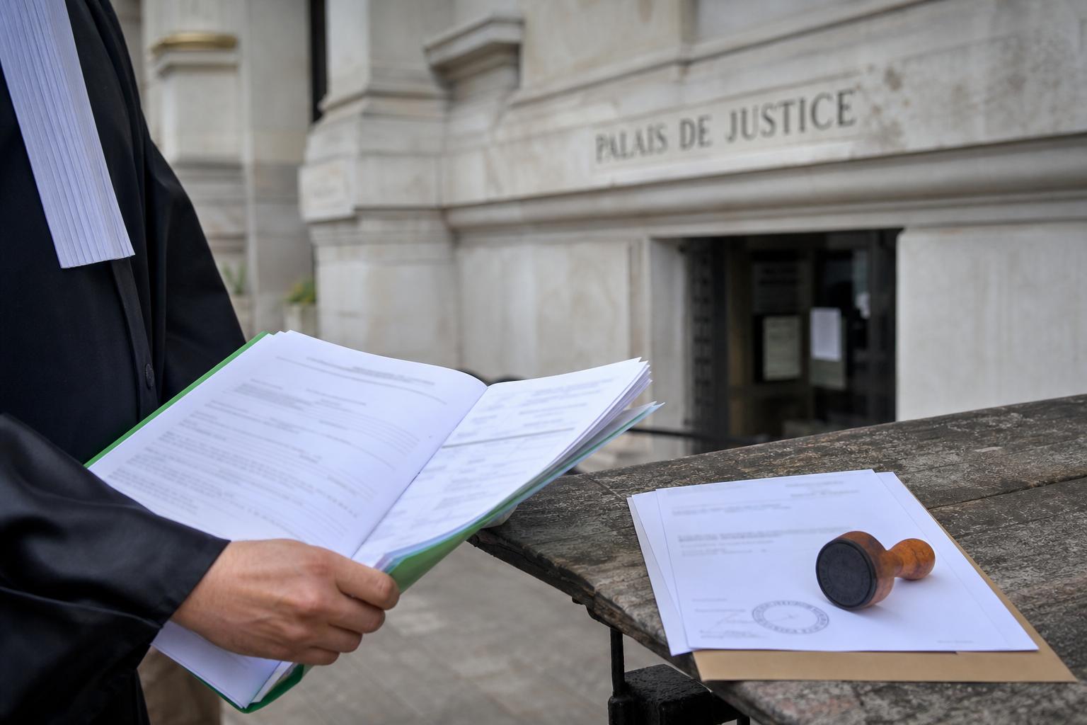 Scène documentaire devant un palais de justice français avec dossier juridique et tampon officiel en gros plan