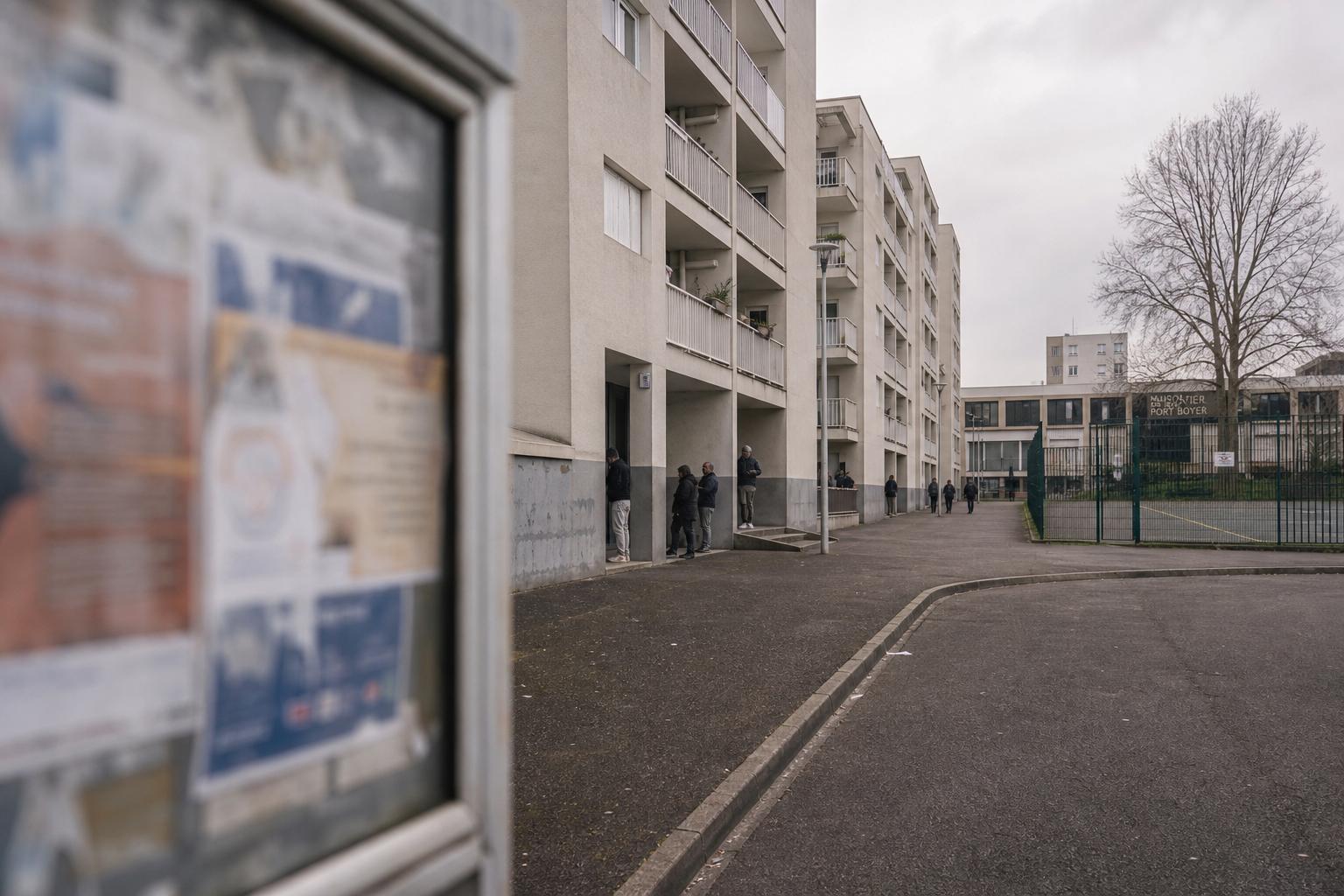 Quartier résidentiel de Nantes à Port-Boyer après une fusillade liée au narcotrafic, avec immeubles d’habitation et habitants en retrait.