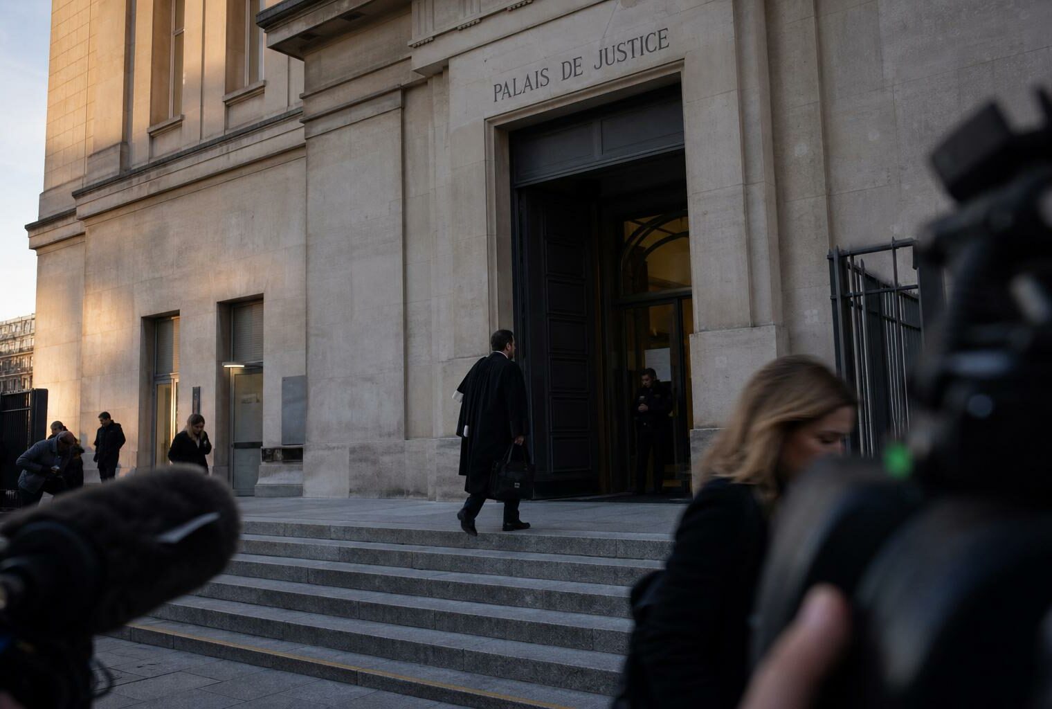 Façade du Palais de Justice à Paris avec journalistes flous, illustrant l’attente du verdict dans l’affaire Marine Le Pen et la préparation de la présidentielle 2027