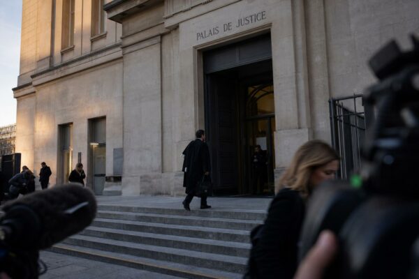 Façade du Palais de Justice à Paris avec journalistes flous, illustrant l’attente du verdict dans l’affaire Marine Le Pen et la préparation de la présidentielle 2027