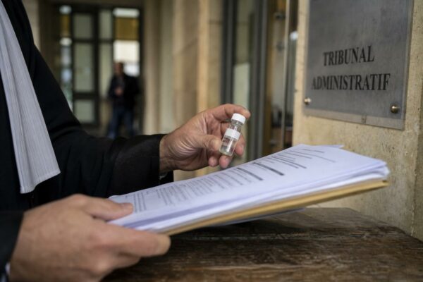 Dossier juridique et échantillon d’eau dans un contexte de justice administrative française sur la pollution aux PFAS.