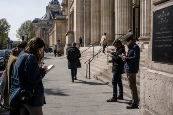 Journalistes et passants devant le palais de justice de Paris lors d’une audience en appel