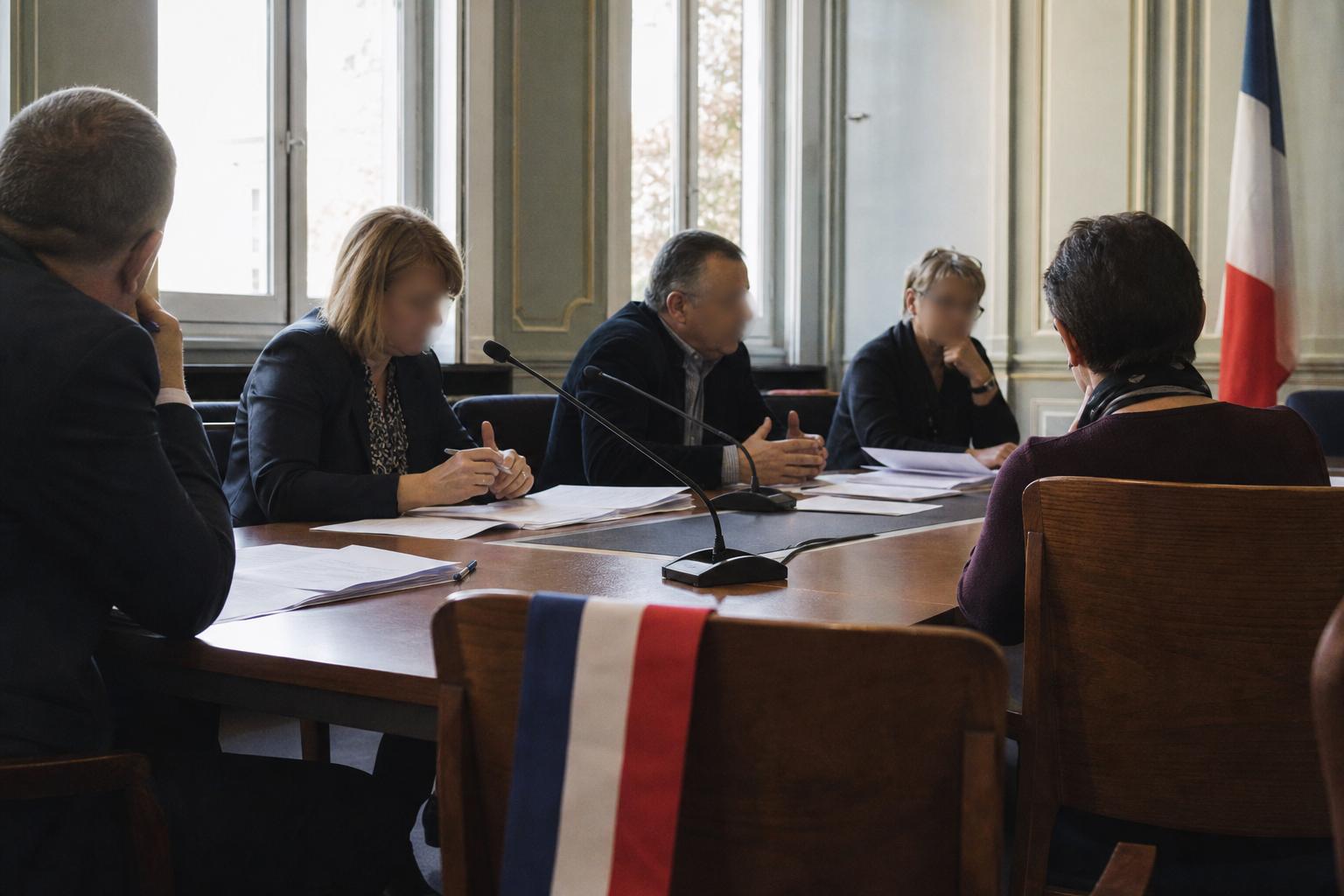 Des élus locaux réunis dans une mairie française pour évoquer une tribune de soutien à Gabriel Attal en vue de 2027.