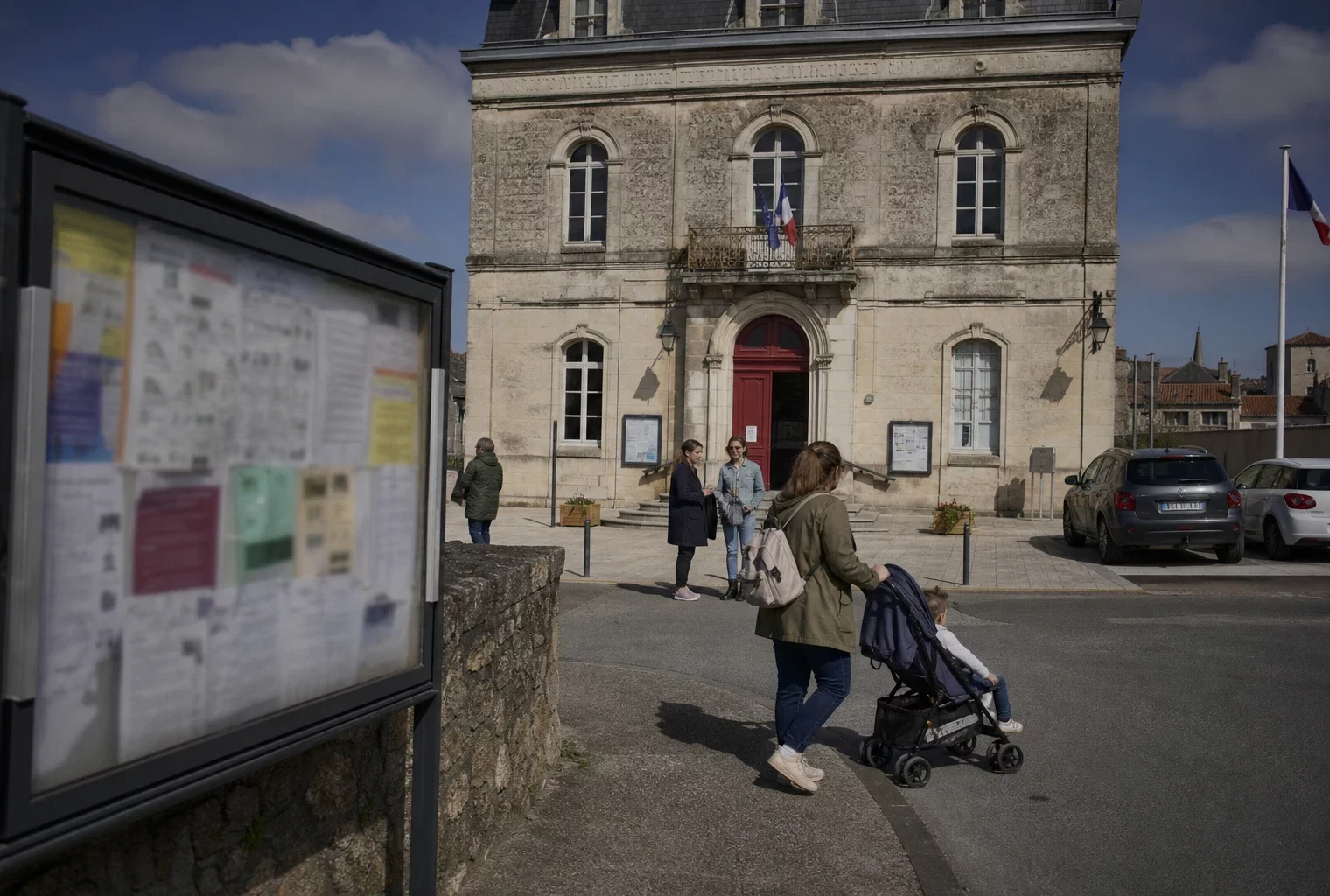 Place de ville moyenne française devant une mairie, avec habitants anonymes et ambiance civique calme