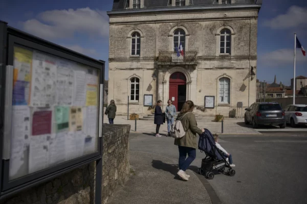 Place de ville moyenne française devant une mairie, avec habitants anonymes et ambiance civique calme