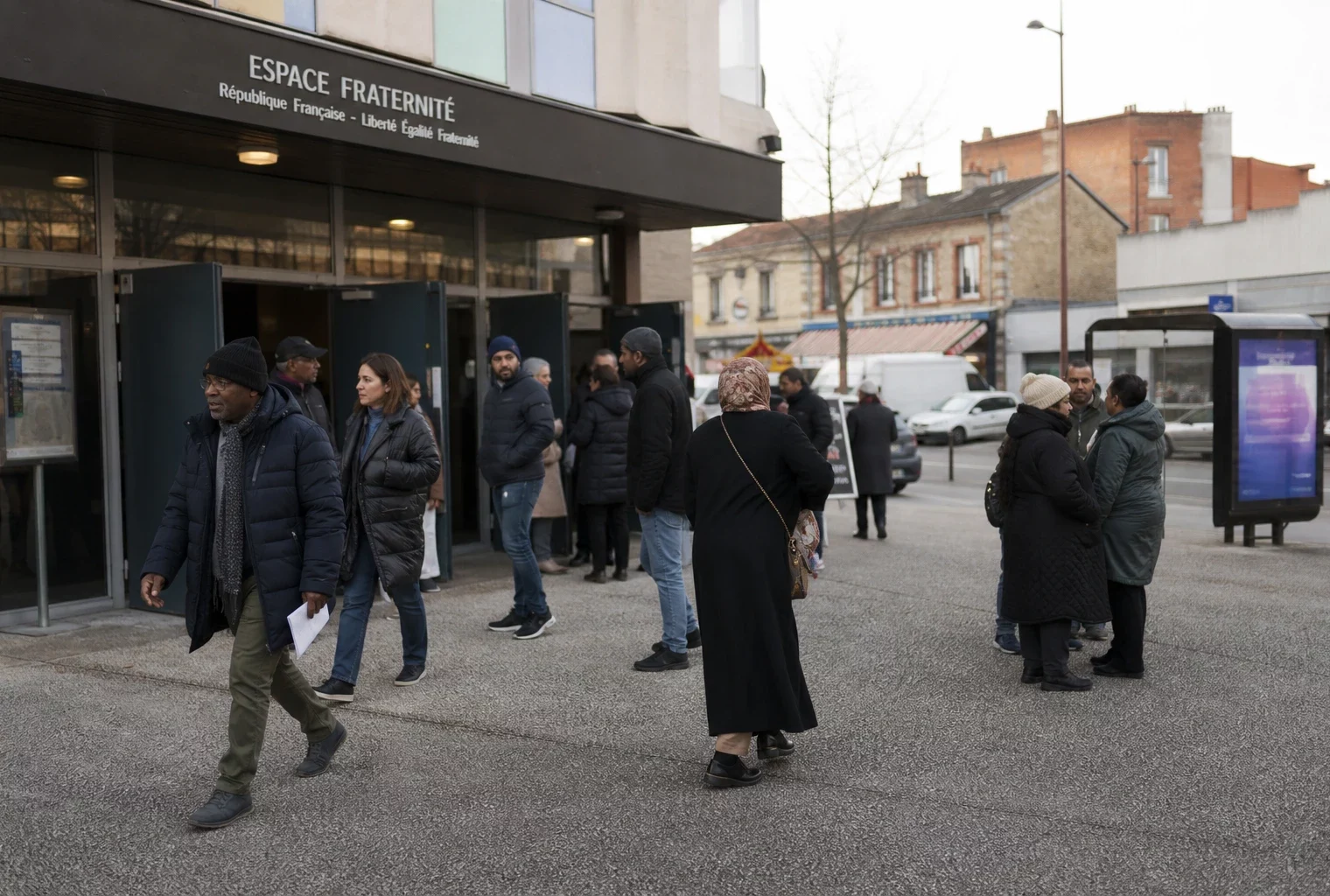 Sortie d’un meeting à Aubervilliers, avec des participants anonymes dans une rue de banlieue française.