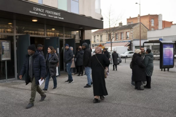 Sortie d’un meeting à Aubervilliers, avec des participants anonymes dans une rue de banlieue française.