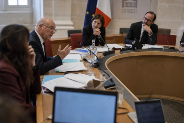 Réunion parlementaire française sur l’IA, avec plusieurs experts anonymes, micros et dossiers sur une table de commission.