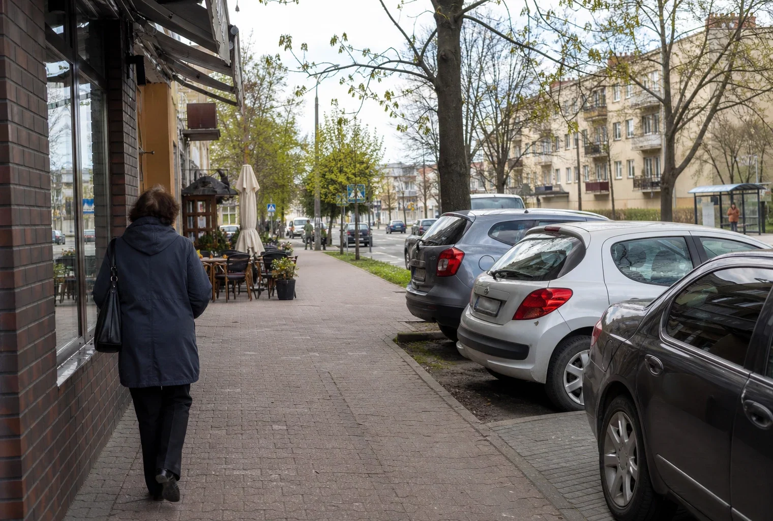 Rue calme à Biała Podlaska avec passants anonymes et voitures civiles, dans une ville polonaise proche de la frontière.