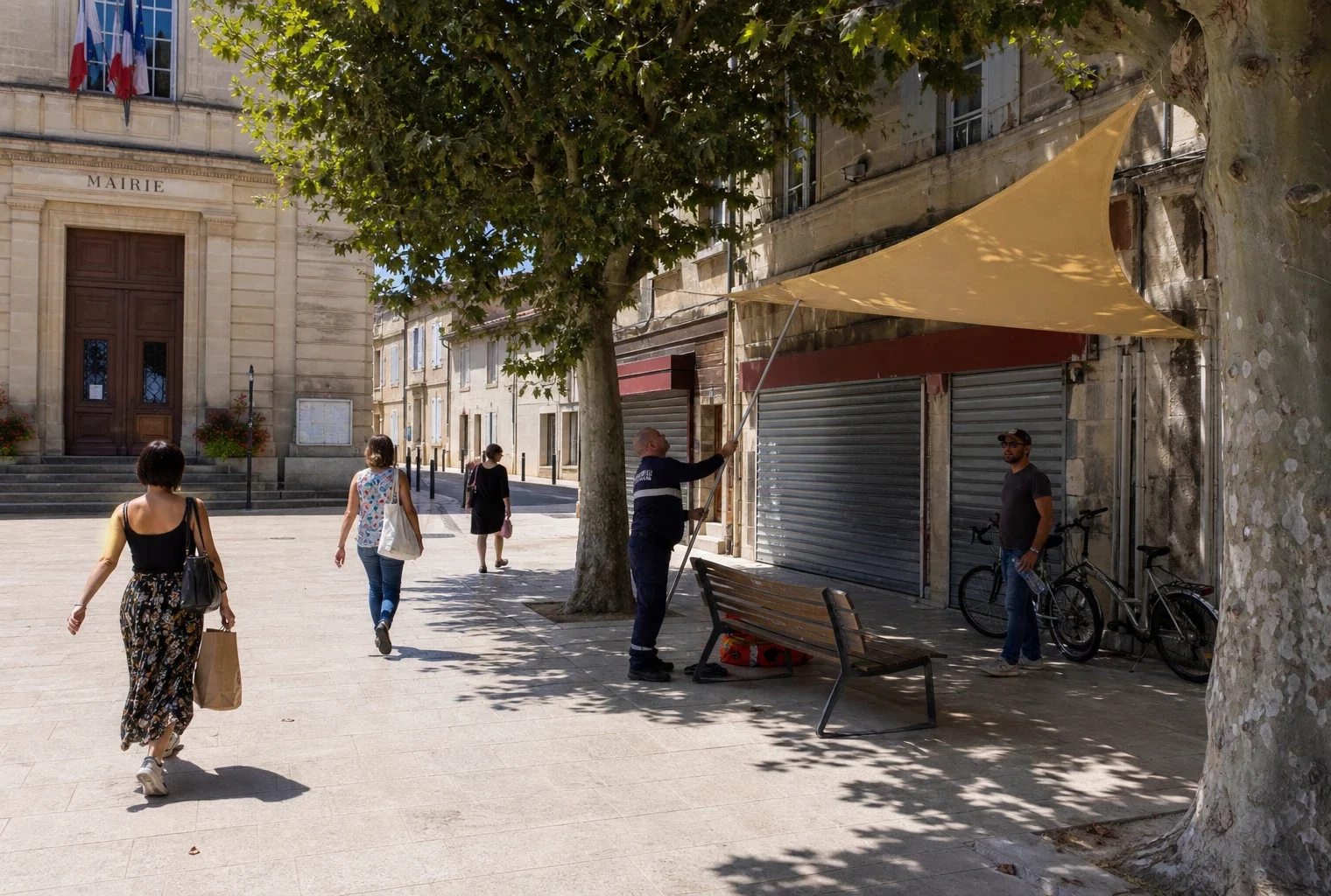 Scène de rue dans une ville moyenne française, avec habitants anonymes et ombres d’été près de la mairie.