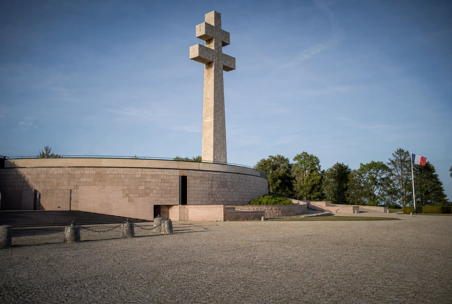 La Croix de Lorraine à Colombey-les-Deux-Églises devant le mémorial, sous une lumière claire et naturelle.