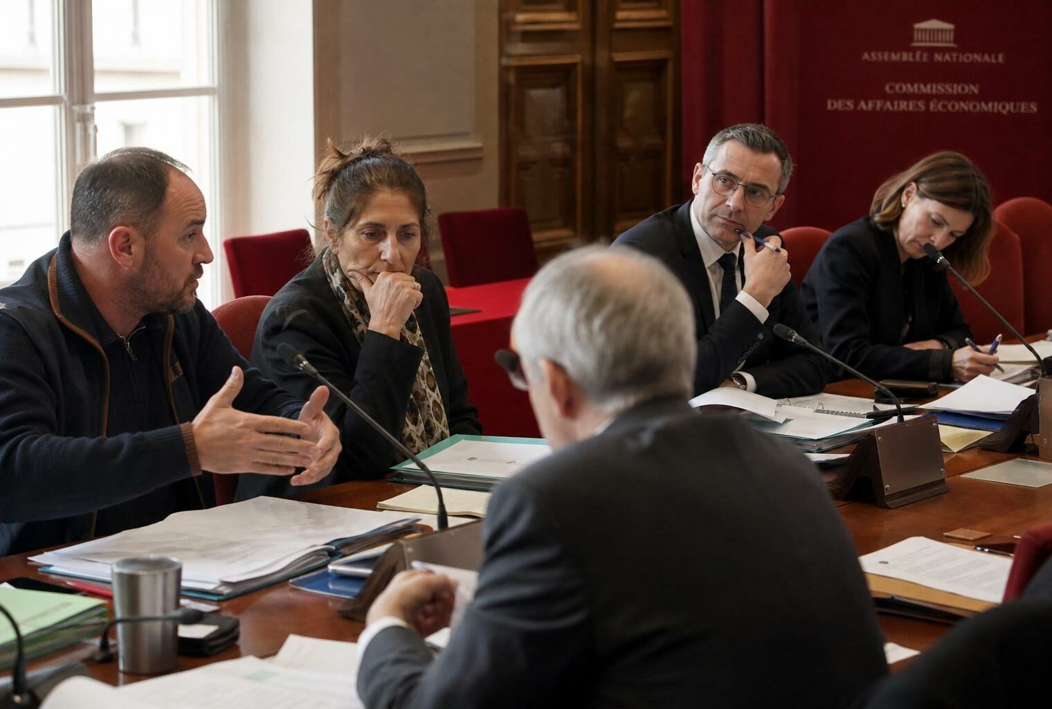 Réunion de commission à l’Assemblée nationale avec députés et représentants agricoles autour d’une table