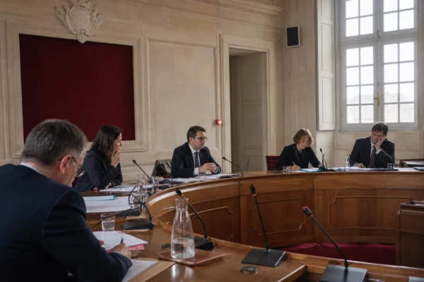 Réunion institutionnelle avec plusieurs élus et dossiers sur la probité des frais de mandat