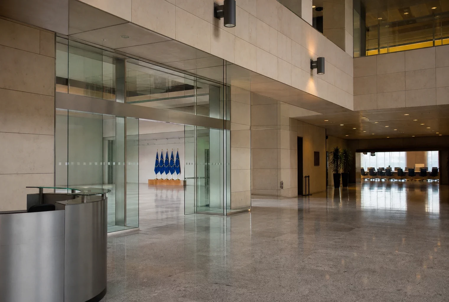 Hall lumineux de la Commission européenne à Bruxelles, avec architecture institutionnelle vide et ambiance claire de reportage.
