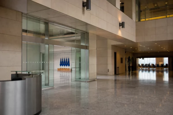 Hall lumineux de la Commission européenne à Bruxelles, avec architecture institutionnelle vide et ambiance claire de reportage.