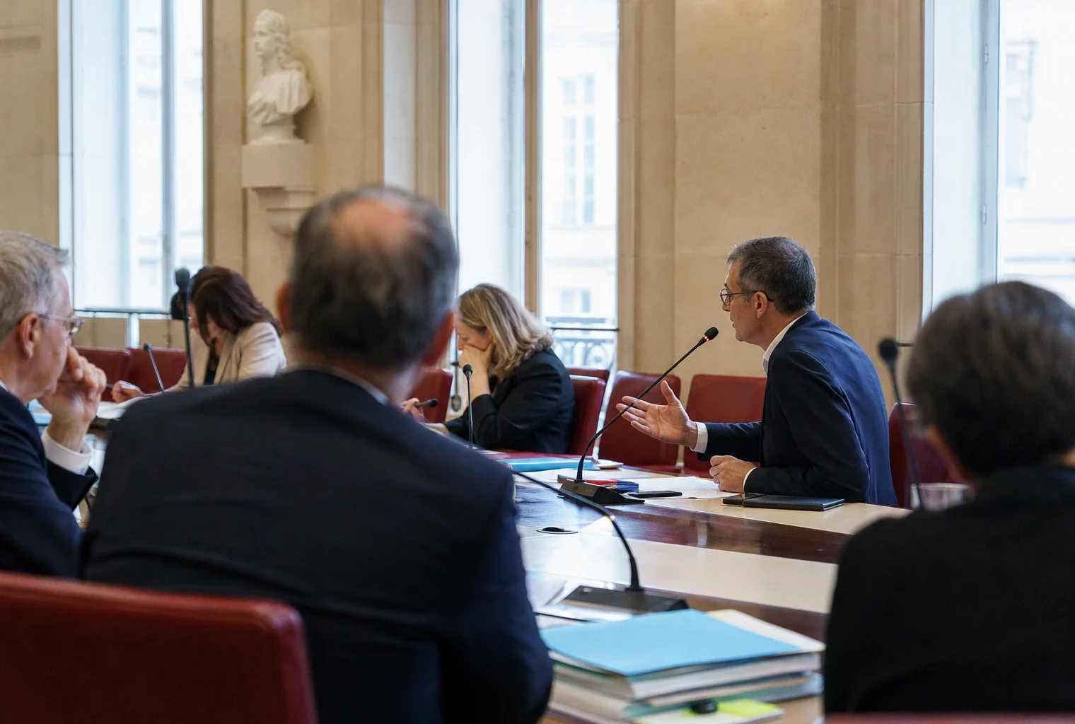 Réunion de commission parlementaire avec micros et dossiers, sur fond de budget tendu du CNRS.