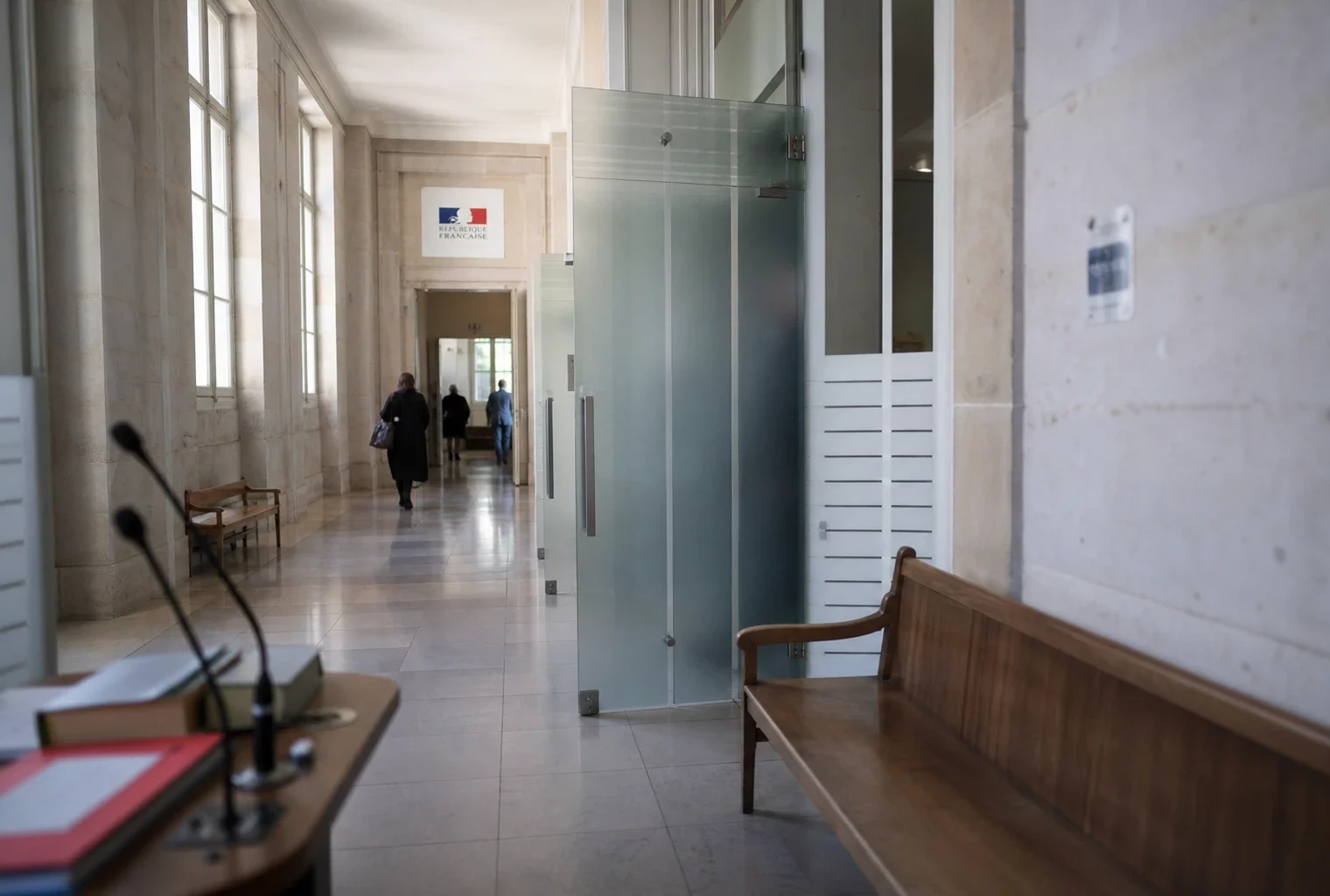 Couloir lumineux d’une institution européenne avec salle d’audition et dossiers flous pour illustrer l’euro numérique.