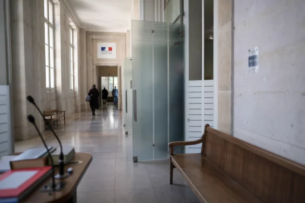 Couloir lumineux d’une institution européenne avec salle d’audition et dossiers flous pour illustrer l’euro numérique.