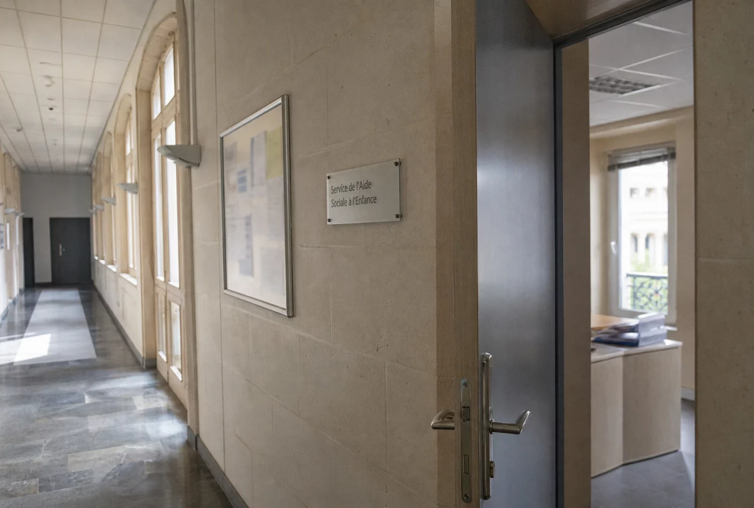 Couloir clair d’un bâtiment institutionnel français lié à la justice et à la protection de l’enfance