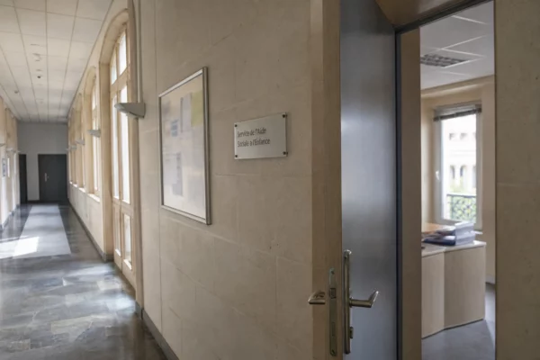 Couloir clair d’un bâtiment institutionnel français lié à la justice et à la protection de l’enfance