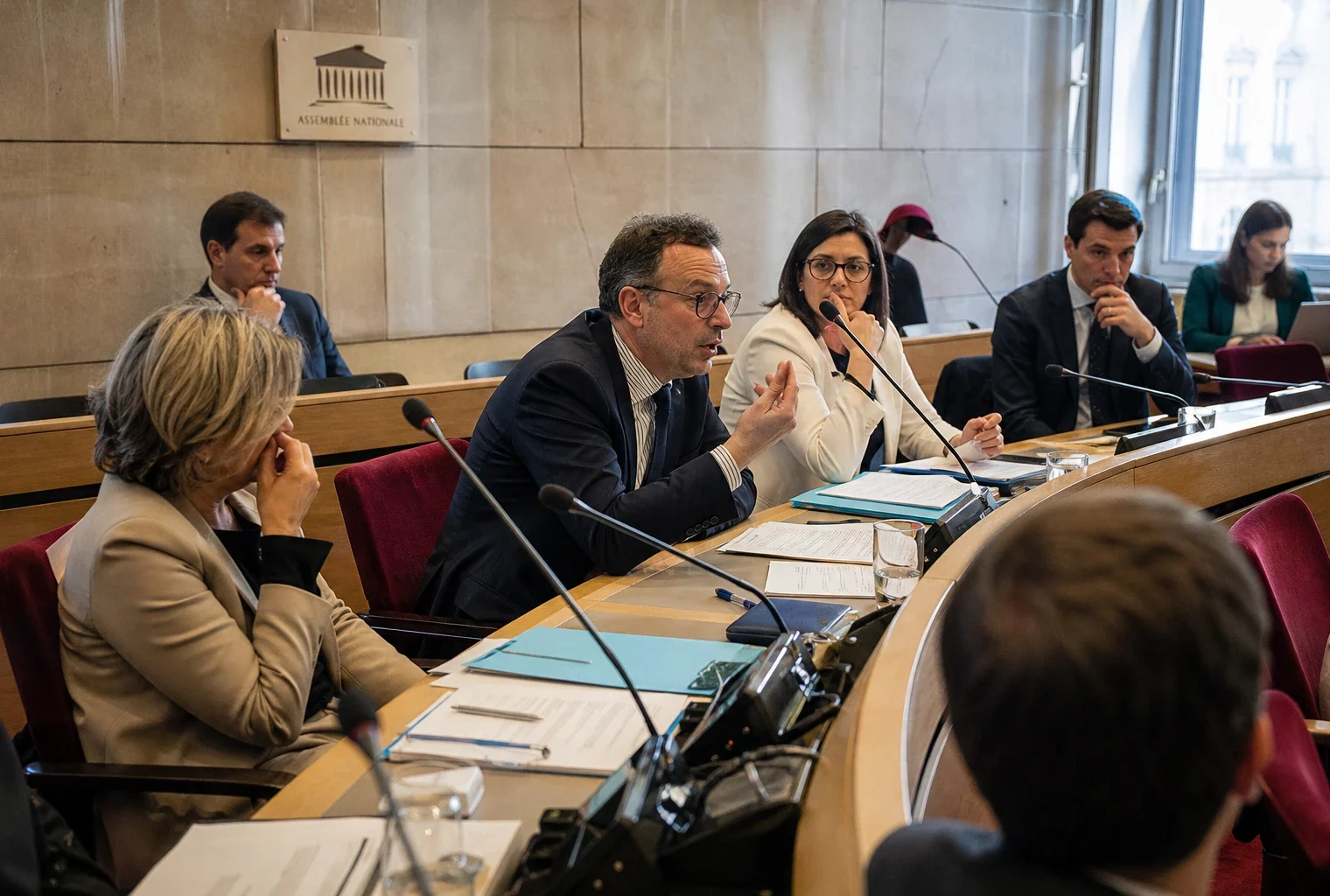 Réunion à l’Assemblée nationale avec des députés anonymes débattant après des violences liées au PSG