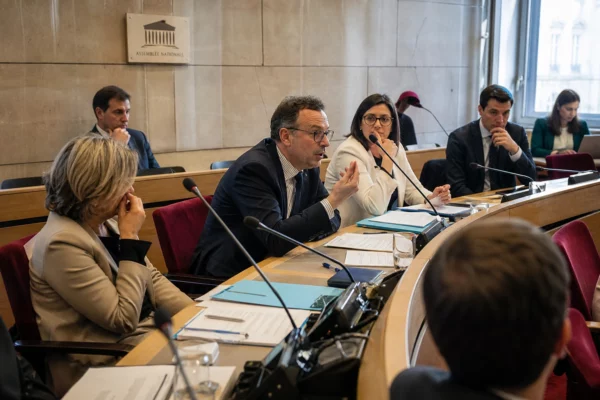 Réunion à l’Assemblée nationale avec des députés anonymes débattant après des violences liées au PSG