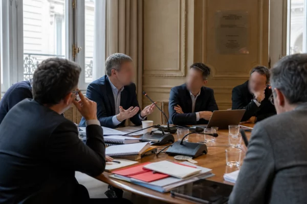 Réunion institutionnelle à Paris sur la souveraineté numérique, avec plusieurs officiels autour d’une table et des micros.