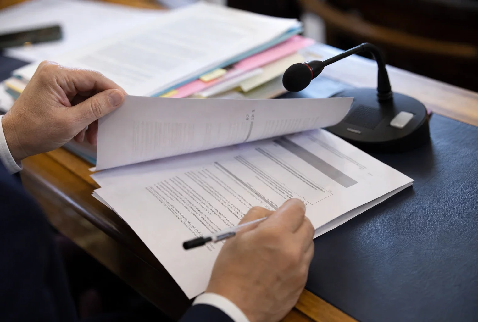 Mains anonymes, micro de commission et dossier flou sur une table d’audition parlementaire