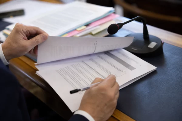 Mains anonymes, micro de commission et dossier flou sur une table d’audition parlementaire