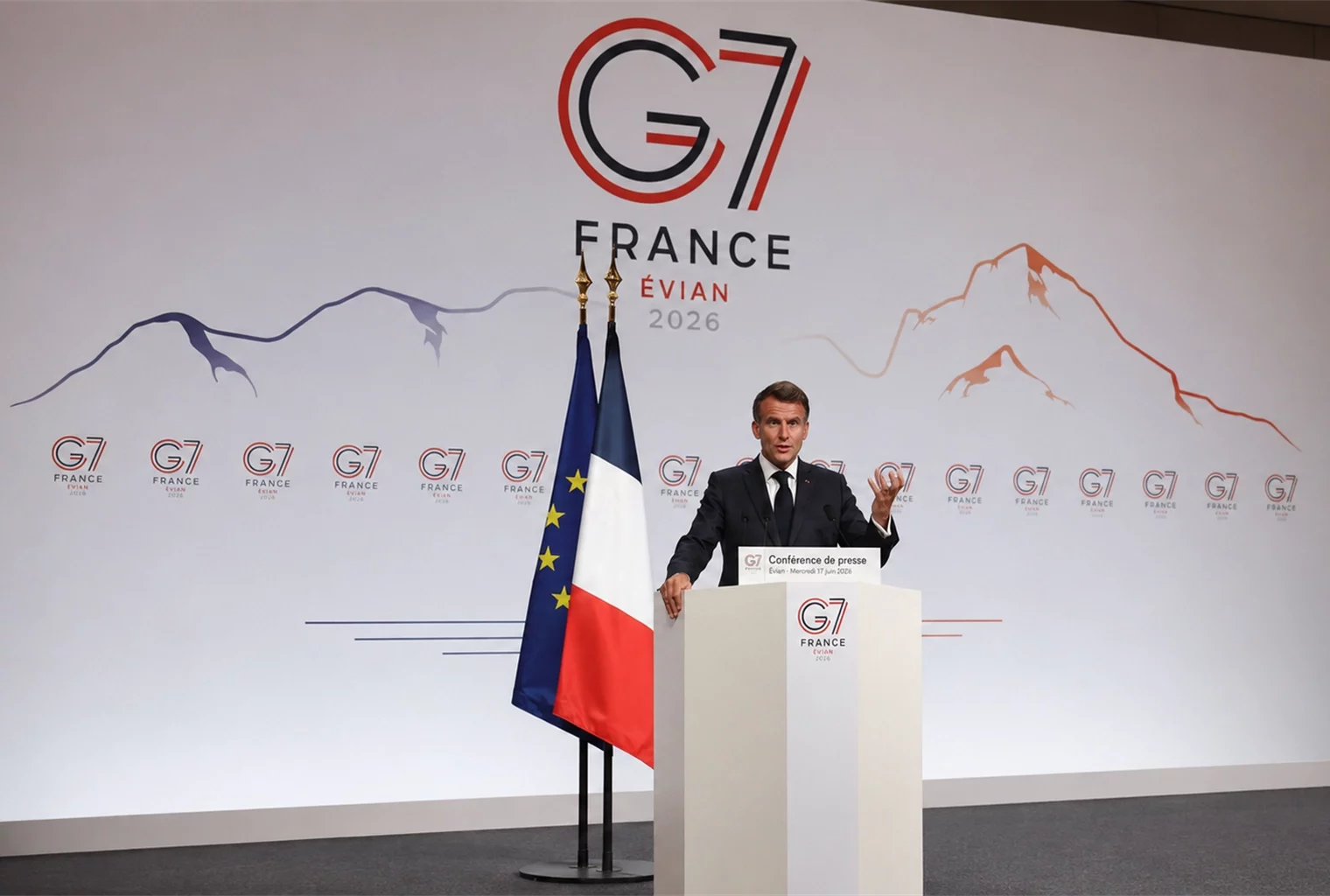 Emmanuel Macron lors d’une conférence de presse du G7 à Évian en 2026, devant les drapeaux français et européen, sur fond de sommet consacré aux enjeux stratégiques et aux minerais critiques.