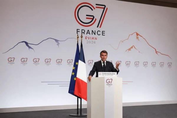 Emmanuel Macron lors d’une conférence de presse du G7 à Évian en 2026, devant les drapeaux français et européen, sur fond de sommet consacré aux enjeux stratégiques et aux minerais critiques.