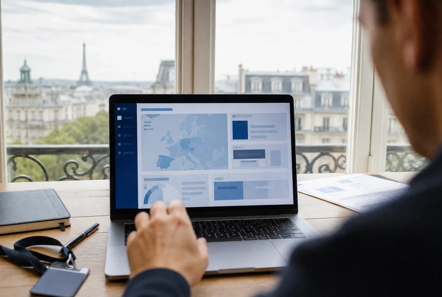 Vue de bureau dans une rédaction parisienne avec écran d’ordinateur abstrait sur le G7 à Évian