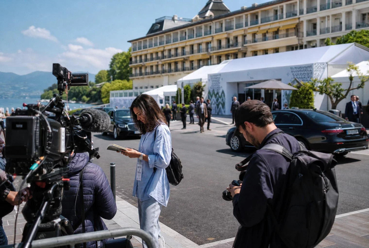 Journalistes devant un hôtel de conférence à Évian, pendant une séquence diplomatique du G7.