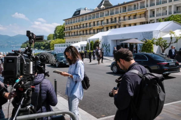 Journalistes devant un hôtel de conférence à Évian, pendant une séquence diplomatique du G7.