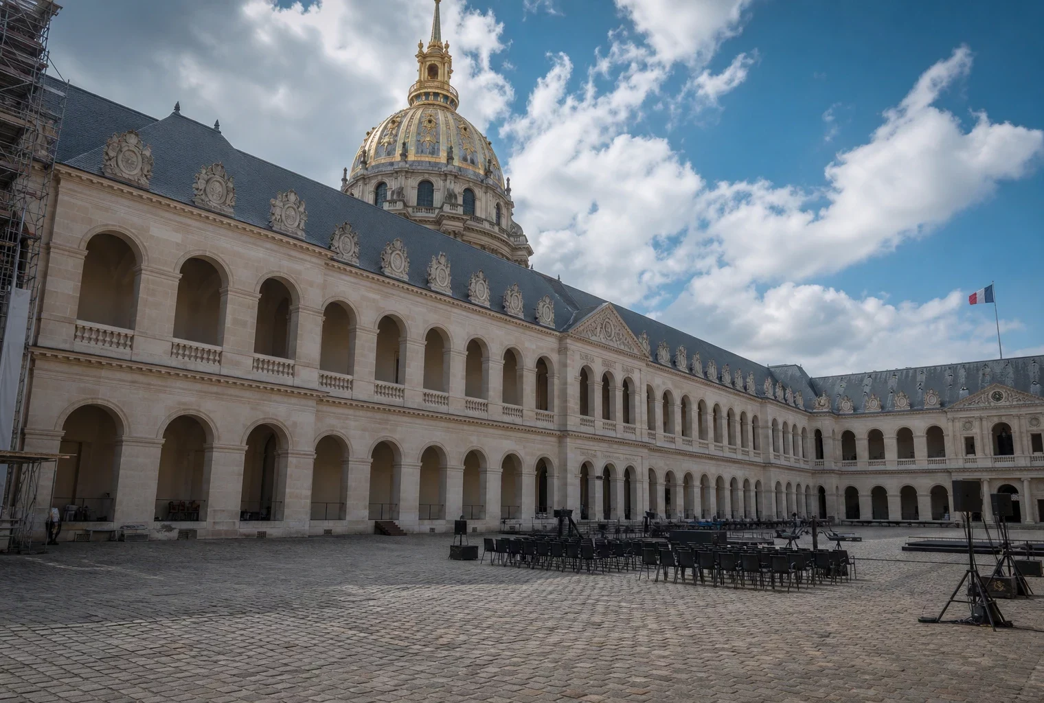 Cour des Invalides vide après un hommage national, avec la coupole en arrière-plan et une lumière claire de journée.