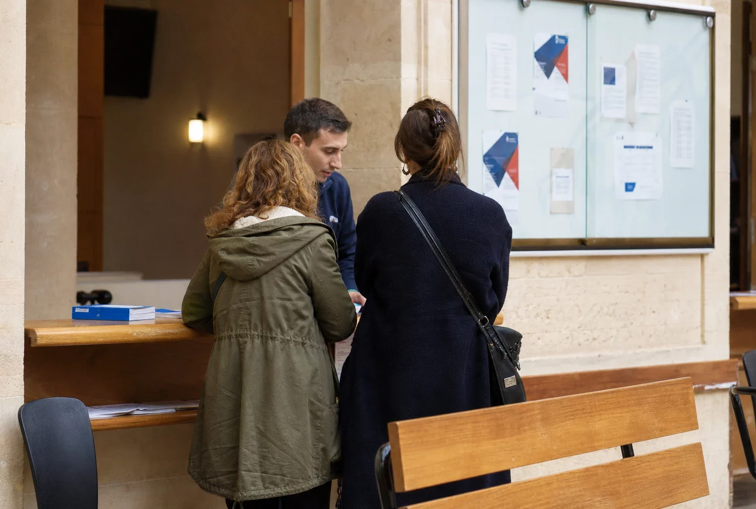 Scène de mairie en France avec des citoyens anonymes, dans une ambiance claire de service public local.