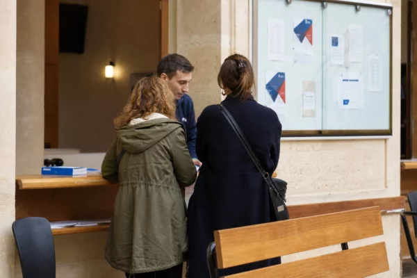Scène de mairie en France avec des citoyens anonymes, dans une ambiance claire de service public local.